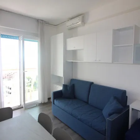 Modern By The Pool Apartman